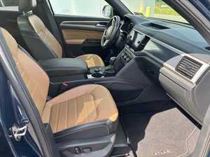 Véhicule d'occasion 2024 CT4V Atlas Cross Sport SUV Essence Automatique 3 Places Premium 4MOTION Toit ouvrant panoramique Sièges en cuir Caméra arrière 360° - Product Image 4