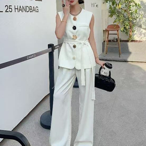 <span class=keywords><strong>Ensemble</strong></span> deux pièces sans manches pour <span class=keywords><strong>femme</strong></span>, personnalisé par le fabricant - Tissu de costume, détails perlés, gilet et pantalon chics avec doublure - Product Image 2