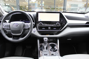SUV hybride AWD de taille moyenne Highlander 2024 d'occasion (2.5L) - Product Image 4