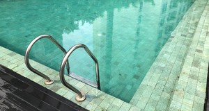 Carreaux de piscine en pierre naturelle verte Sukabumi de qualité supérieure, design tropical, antidérapants, pour extérieur, hôtel, 10 mm - Product Image 2