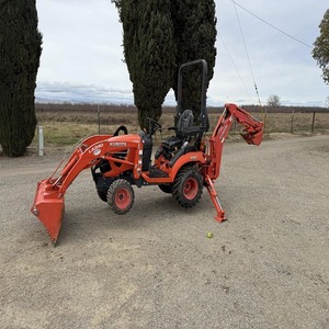 รถตักล้อยางขนาดเล็ก Kubota BX23S ประสิทธิภาพสูง พร้อมเครื่องยนต์ KUBOTA และชุดตักด้านหน้าและด้านหลัง - Product Image 3