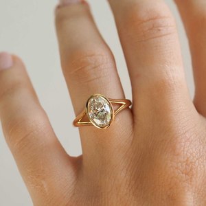 Anillo de Compromiso Solitario con Diamante Ovalado de 2.0 Ct Cultivado en Laboratorio, Certificado por IGI, Engastado en Bisel, Oro Amarillo de 14K, Diamante CVD Creado en Laboratorio - Product Image 1