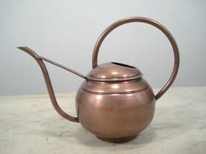 Arrosoir rouge en métal pour utilisation dans le jardin - Product Image 3