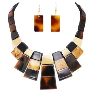 Nouveau collier multicouche perlé de haute qualité pour femme, élégant avec pendentif goutte d'eau en cristal, idéal pour les bijoux de fête et les mariages - Product Image 2
