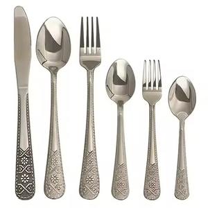 Ensemble de couverts vintage design avec motif floral, couverts pour repas en intérieur, style contemporain pour la maison et usage familial - Product Image 1