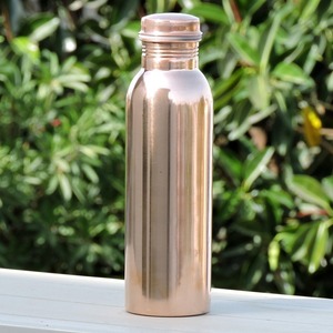Bouteille d'eau en cuivre pur la plus vendue pour les bienfaits pour la santé ayurvédique avec finition polie pour les cadeaux d'entreprise disponibles à la vente - Product Image 3