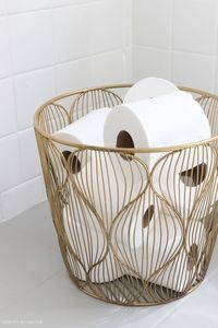 Panier de rangement en métal avec roues Panier Home Decor Salle de bain Utilisation pour serviettes Panier décoratif finition dorée - Product Image 5