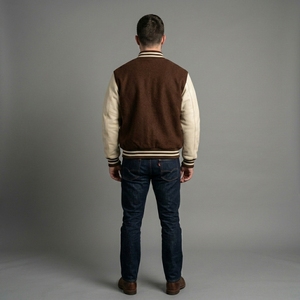 Blouson Bomber Marron pour Homme avec Manches en Cuir Crème, Col et Poignets en Maille Côtelée Mélange de Laine Personnalisé, Veste Décontractée Streetwear, Vente en Gros - Product Image 2