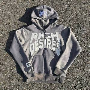 Sudadera con Capucha Negra Elegante con Diseño 'Rich Desires', Perfecta para Miembros de Hermandades Griegas, Cómoda, Moderna y Única con Cierre - Product Image 5