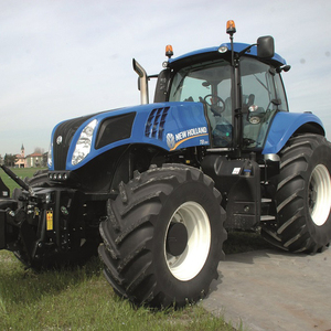 Tractor agrícola compacto resistente estilo Holland con tracción en las cuatro ruedas y diseñado para tareas agrícolas difíciles - Product Image 6