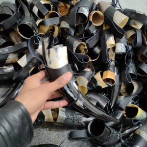 Corne à boire animale de style viking, fabriquée à la main, polie en Inde, avec support en cuir écologique pour Noël, en gros - Product Image 1