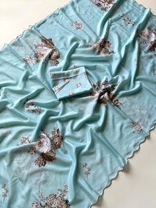 Nuevo lanzamiento: Saree Bareli Premium de Chinon Suave con Elegante Estampado Floral y Borde de Diseño con Corte Arco en Contraste, Incluye Blusa - Product Image 4