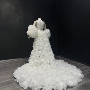 Vestido de Novia Sirena Moderno Brillante Satinado Sin Tirantes con Corsé, Sobrefalda, Cola Capilla, Flores y Encaje de Cristal para NT116 - Product Image 3