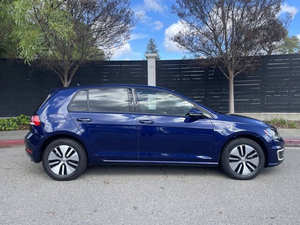 Voiture d'occasion de qualité et abordable, Volkswagen e-Golf SE 2017, conduite à gauche - Product Image 3