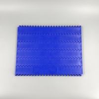 Banda Transportadora Modular Serie 800 con Placas de Deflector Reforzadas y Duraderas, Placas de Deflector Integradas para Transporte Inclinado Industrial
