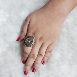 Anillo de dedo ajustable Urthn chapado en oro antiguo corte ovalado piedras preciosas naturales incrustaciones estilo moderno tamaño libre - Product Image 1