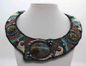 Collar de cuentas de semillas bordado étnico hecho a mano con cadenas de boda de estilo religioso de perlas y diamantes - Product Image 2