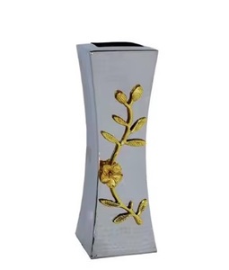 Floreros de aluminio con acabado dorado hecho a mano de diseño 2025, Decoración de mesa atractiva, jarrones de Metal de estilo elegante en MOQ bajo - Product Image 2