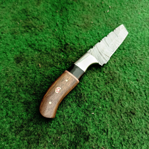 Cuchillo de Supervivencia Táctico Hecho a Mano, Navaja Personalizable de Acero de Damasco con Funda de Cuero - Product Image 2