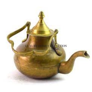 Théière en laiton de style antique avec un extérieur poli et des détails artisanaux pour un luxe intemporel pour servir le thé - Product Image 2