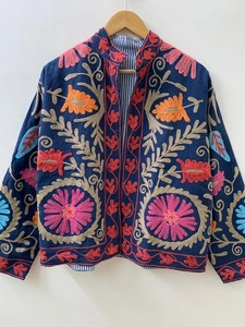 Vêtements d'extérieur ethniques chics, tenues saisonnières, veste courte brodée à la main, manteau unisexe, veste courte Suzani faite à la main - Product Image 4