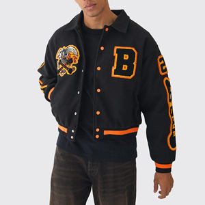 Chaqueta universitaria vintage con logotipo personalizado para hombre, chaqueta de béisbol con letras negras bordadas y mangas de cuero y cuello levantado para otoño - Product Image 1