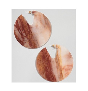 Boucles d'oreilles en résine faites à la main avec breloques en métal intégrées dans des gouttes claires conçues pour les amateurs de bijoux artistiques créatifs - Product Image 6