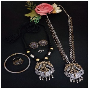 Collier long bicolore de qualité supérieure avec tour de cou en fil comprenant des boucles d'oreilles assorties, une bague, une épingle à nez et un Kada - Product Image 6