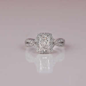 Anillo de compromiso de ajuste de racimo de Halo de diamante creado en laboratorio de corte radiante 14KT anillo de diamante sin conflictos de moda chapado en oro sólido - Product Image 3