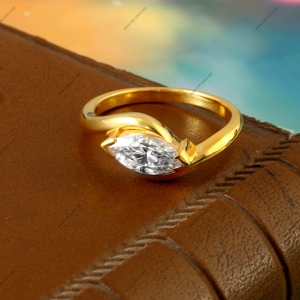Anillo de Compromiso Solitario de Plata de Ley 925 Chapado en Oro con Moissanita Marquise de 1.45 Quilates para Mujer - Product Image 2