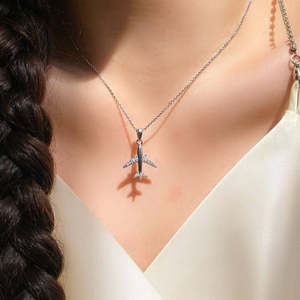 จี้รูปเครื่องบิน Hallmark Dream Flight ชุบทอง ทำจากโลหะผสมสังกะสี ประดับด้วยเพชรซิร์คอน วัสดุหลักเป็นเงิน เหมาะสำหรับเป็นของขวัญ - Product Image 1