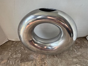 Vase rond moderne en métal argenté, design élégant pour la table de chevet, centre de table et accents contemporains pour la maison, en provenance d'Inde - Product Image 2
