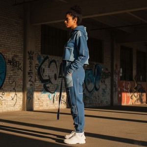 Ensemble de survêtement pour femme en denim patchwork bleu en coton, avec sweat à capuche déstructuré à coutures brutes et pantalon de jogging ajusté respirant, deux pièces - Product Image 3