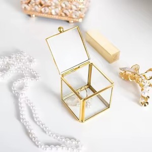 Estuche para Anillos con Marco Metálico, Forma Cuadrada y de Cabaña, Estuche para Joyas de Vidrio con Acabado Antiguo - Product Image 4