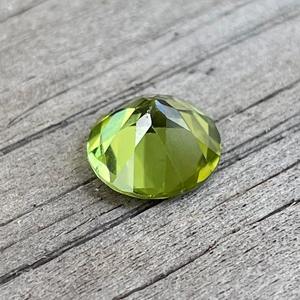 พลอยเพอริดอทดั้งเดิมเกรด AA สีเขียวเข้มทรงเหลี่ยมเจียระไนขนาด 10x10 มม. น้ำหนัก 5-8 กะรัต หุ้มด้วยแว็กซ์/น้ำมัน สำหรับทำเครื่องประดับ - Product Image 6