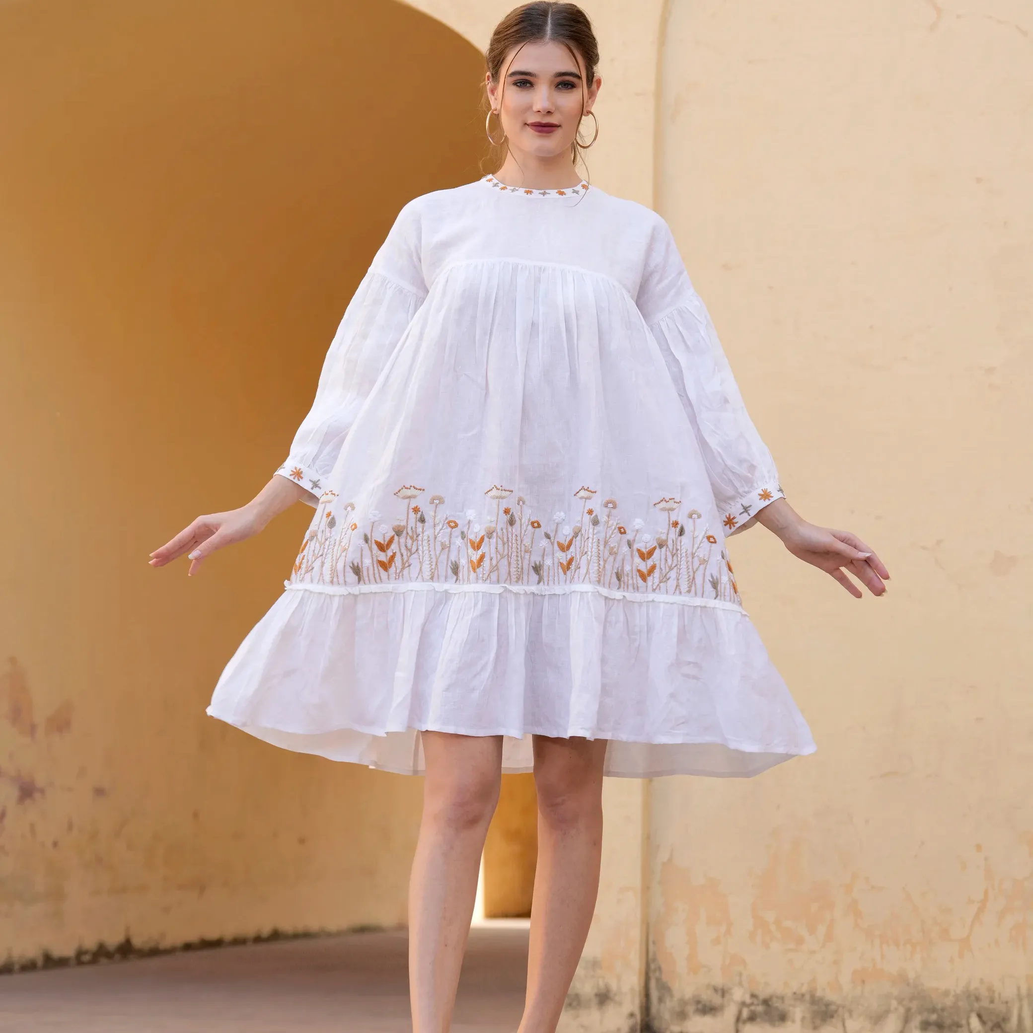 भारतीय सफेद सुंदर पुष्प कढ़ाई पूर्ण 3/4 बाजू वाली पोशाकें कपास 2024 ग्रीष्मकालीन पहनने फैशन समुद्र तट आरामदायक महिलाओं की पोशाकें