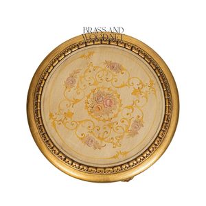 โต๊ะกาแฟทรงกลมหรูหราพร้อมท็อปลายดอกไม้เพ้นท์มือและโครงแกะสลักสีทองประณีตพร้อมชั้นวางตาข่ายสำหรับการตกแต่งภายในสไตล์คลาสสิก - Product Image 4