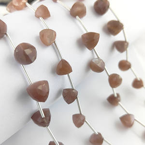 Cuentas de Piedra Lunar Chocolate de 7-8 mm, Forma Trillón, Corte Facetado, Hilo de Cuentas de Piedra Lunar para Fabricación de Joyería, 13-14 Cuentas en un Hilo de 8 Pulgadas - Product Image 3