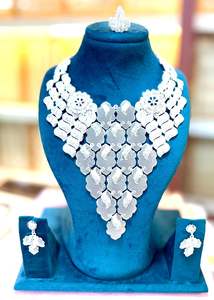 Elegante Juego de Collar Gargantilla con Colgante Floral Chapado en Oro con Pendientes a Juego |   Modelo de Joyería Nupcial y Festiva 23149 - Product Image 4