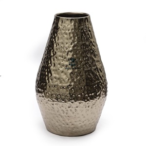 Jarrón de Flores de Aluminio Antiguo Hecho a Mano, Estilo Moderno, Decorativo para Bodas Indias, en Venta - Product Image 1