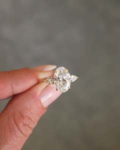 Bague à trois pierres en moissanite taille ovale 8x10 mm avec pierres latérales en forme de poire, plaquée or jaune, classique, pour fiançailles, mariage, bijoux fins - Product Image 1