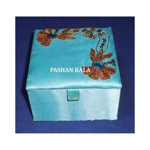 Hermosa tela azul cielo hecha a mano Zari bordado forma cuadrada caja de joyería de la mejor calidad uso para regalo de boda y decoración del hogar - Product Image 1