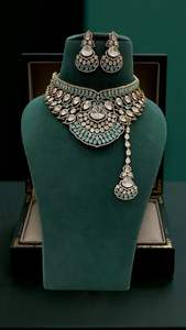 สร้อยคอโช้คเกอร์คอแบบดั้งเดิมพร้อมหินสีที่แตกต่างกันและดีไซน์รูปใบไม้รูปตัว AD kundan พร้อมต่างหูและ maangtikka - Product Image 2