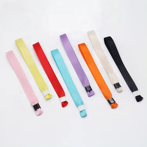 أساور معصم ساتان مطبوعة مخصصة لدخول الحفلات ، أساور بشريط مُطرز من القماش مخصصة للمدخل - Product Image 1