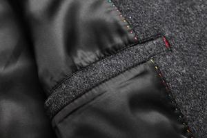 เสื้อโค้ทกันลมสำหรับผู้ชาย แขนยาว ผลิตจากผ้าโพลีเอสเตอร์ผสมฝ้าย น้ำหนักเบา เป็นมิตรกับสิ่งแวดล้อม เหมาะสำหรับฤดูหนาว ปกเสื้อแบบปกแหลม ติดกระดุมแถวเดียว ระบายอากาศได้ดี - Product Image 5