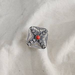 Anillo de plata de estilo clásico con piedras preciosas de coral para bodas y fiestas - Product Image 2