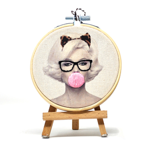 Cerceau de broderie Pop Art moderne fait main – 10 cm en bambou et coton bio – Motif 3D Bubblegum - Product Image 1