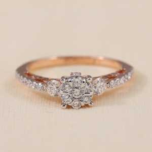 Anillo de Compromiso con Diamante Cultivado en Laboratorio, Corte Redondo, con Tres Piedras en Plata de Ley 925, Claridad VS1 - Product Image 5