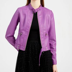 Veste de moto pour femme en cuir d'agneau véritable de haute qualité Ceintures à boucle de style zippé Détails matelassés - Product Image 1