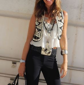 เสื้อแจ็คเก็ตผ้าแคนวาสสีดำแบบสั้น สไตล์วินเทจ เป็นมิตรกับสิ่งแวดล้อม ตกแต่งด้วยลายสามเหลี่ยมสวยงาม และงานปักลายกระจก ด้านหน้าเปิด - Product Image 1